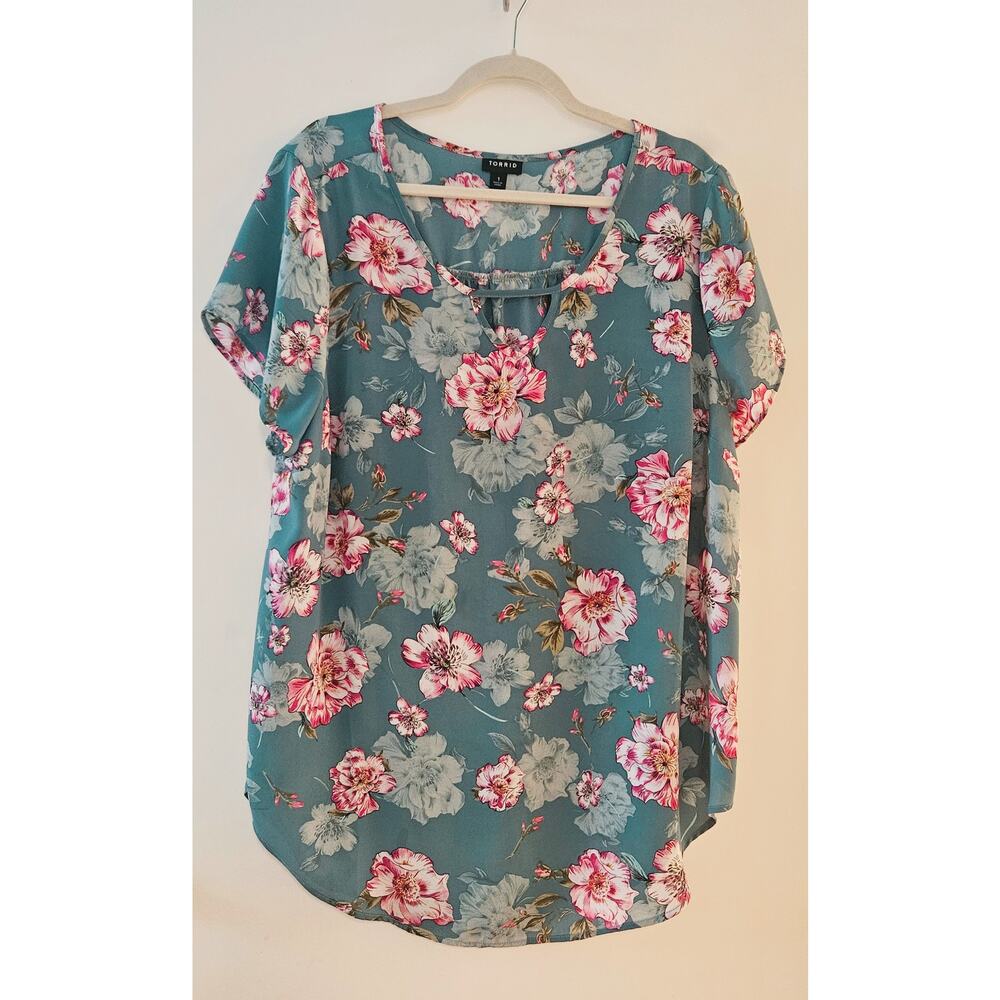 Torrid, Size 1, Blouse with Short Sleeves, Floral aqua, teal Light & Pretty